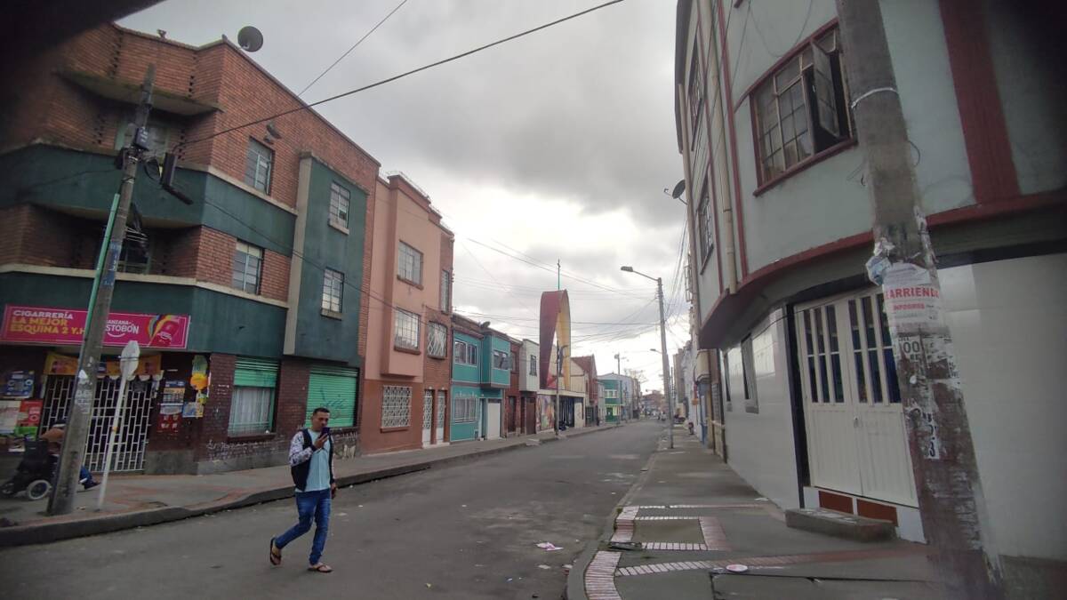 Extraño homicidio de una mujer en Santa Fe Un misterioso crimen a la medianoche ensombreció ayer las calles del barrio Santa Fe.Se trata del hallazgo de una mujer herida en plena vía pública. Sucedió sobre las 12:20 de la mañana del domingo, cuando las centrales de Policía del CAI Samper Mendoza recibieron la alerta de que acababan de herir a una femenina sobre la Carrera 17 con Calle 22D.