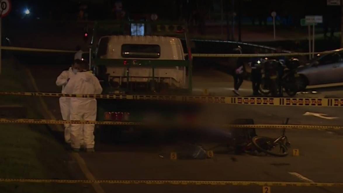 En terrible accidente un ciclista murió arrollado por una grúa En un terrible accidente que se presentó en las horas de la noche del miércoles, un ciclista fue arrollado por una grúa y murió. El hecho ocurrió en la avenida Boyacá, antes de llegar al puente de la calle 80, sentido norte-sur.