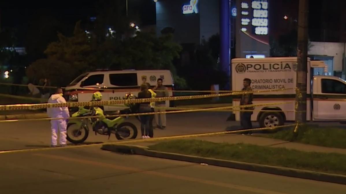 En terrible accidente un ciclista murió arrollado por una grúa En un terrible accidente que se presentó en las horas de la noche del miércoles, un ciclista fue arrollado por una grúa y murió. El hecho ocurrió en la avenida Boyacá, antes de llegar al puente de la calle 80, sentido norte-sur.