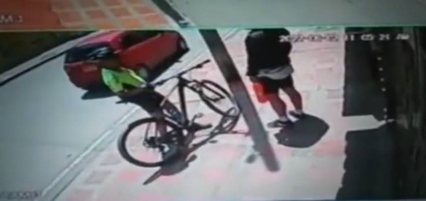 Ciclista fue drogado y robado en Engativá Al parecer, el criminal, luego de comenzar a hablarle al ciclista, le entregó una cápsula de aire comprimido que era para inflar las llantas de su bicicleta, donde, al parecer, estaba la droga.