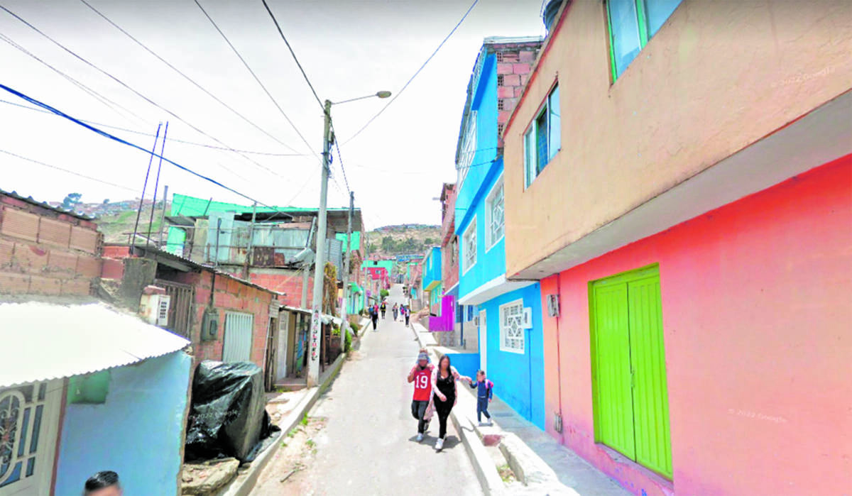 Asesinan a sangre fría al dueño de un inquilinato en Ciudad Bolívar Los vidrios de una gran cantidad de botellas no dejaban a los primeros policías caminar libremente en la escena del último crimen ocurrido en el barrio Nutibara de la localidad de Ciudad Bolívar. El sol apuntaba al segundo piso de la vivienda a donde se encontraban los policías del CAI Vista Hermosa, luego de que recibieran una llamada de alerta de los vecinos.