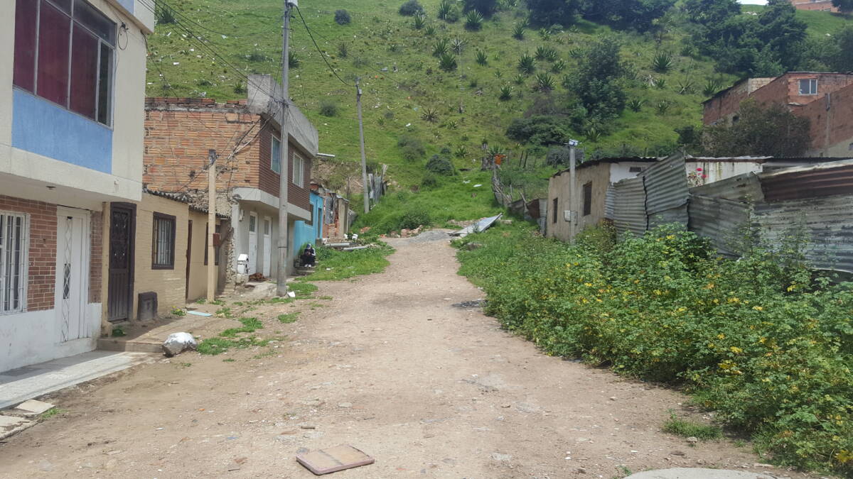 Balean a Luis en un callejón de Ciudad Bolívar Deambular de madrugada era uno de los pasatiempos que, últimamente, tenía Luis David Bohórquez, un muchacho de 26 años de edad, quien la última semana fue visto por varios vecinos del barrio El Millán caminando sin rumbo fijo después de la medianoche.