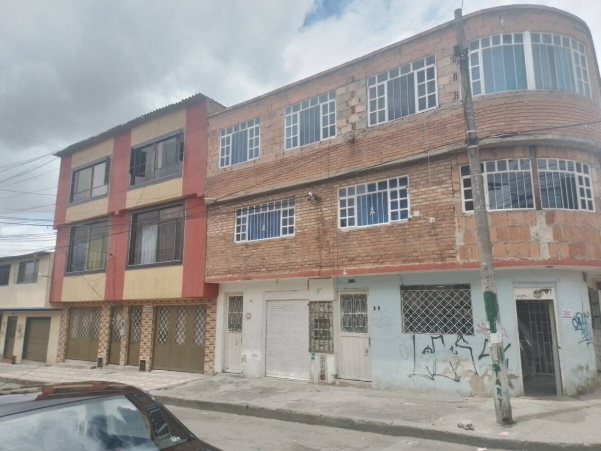 Infernal ataque al 'Mono Tautiva' en un bar de Ciudad Bolívar El crepúsculo descendía sobre los tejares de las humildes casas del barrio Perdomo en Ciudad Bolívar. Daban las 6 de la tarde cuando el ‘Mono Tautiva’, un hombre de 44 años conocido por sus andanzas en la localidad, llegó en compañía de dos mujeres a departir unas ‘polas’ en un pequeño barcito ubicado a media cuadra.