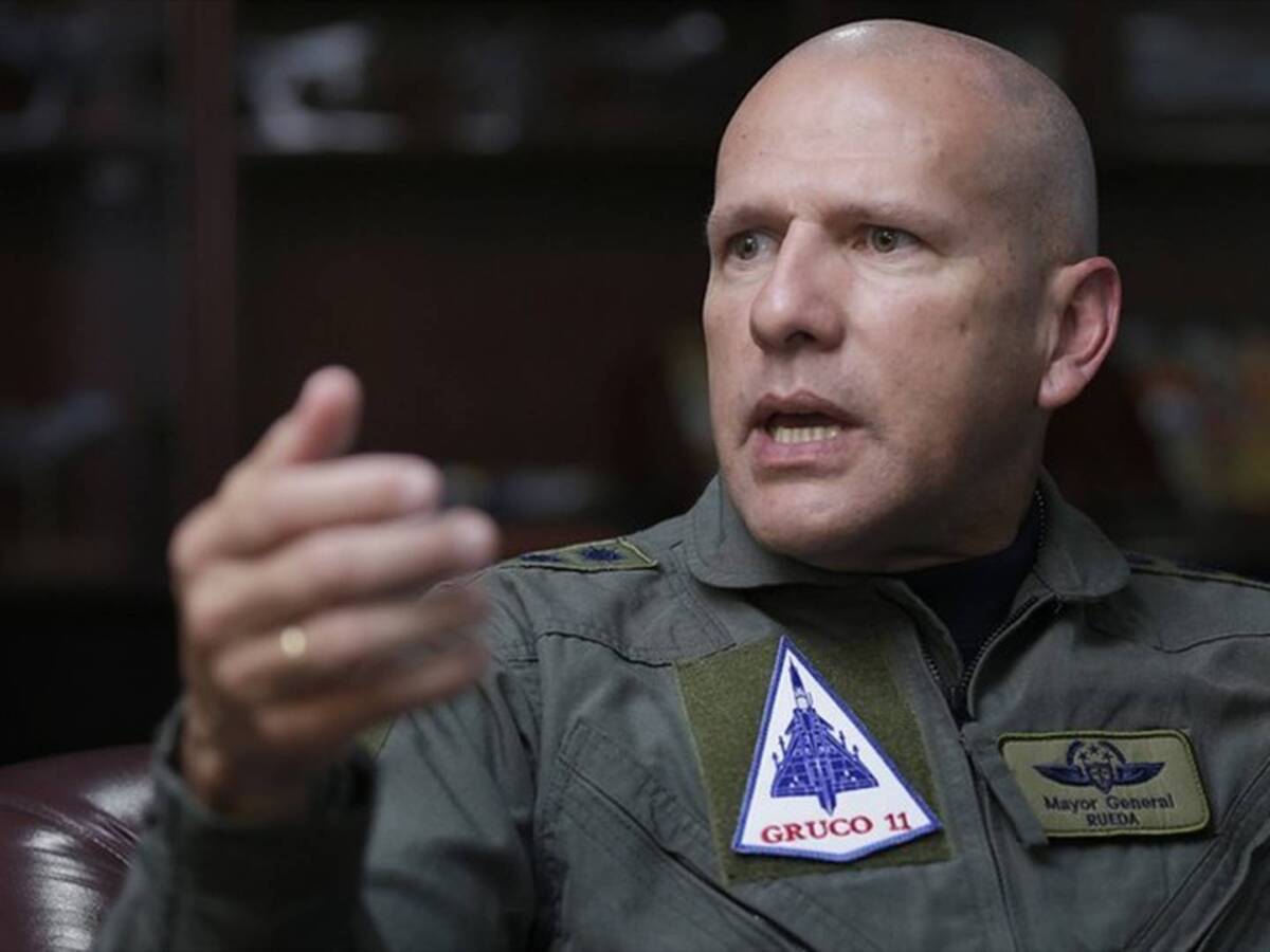 ¿Quién es el nuevo comandante de la Fuerza Aérea? El nuevo comandante de la Fuerza Aérea nació en Bogotá, el 18 de febrero de 1968. Ingresó como cadete a la Escuela Militar de Aviación en 1985. En diciembre de 1987 se graduó, ingresando al escalafón de oficiales de la Fuerza Aérea Colombiana como Subteniente.