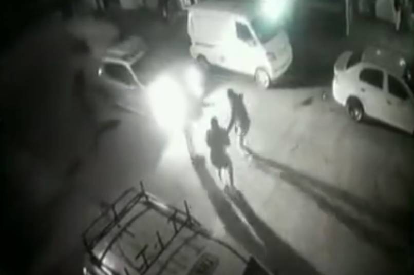 Comerciante fue asesinado por su hijastro en Kennedy 1 Comerciante fue asesinado por su hijastro en Kennedy En un terrible caso de intolerancia, un hombre fue asesinado en vía pública cuando el agresor le dio varias puñaladas con un cuchillo en la localidad de Kennedy.