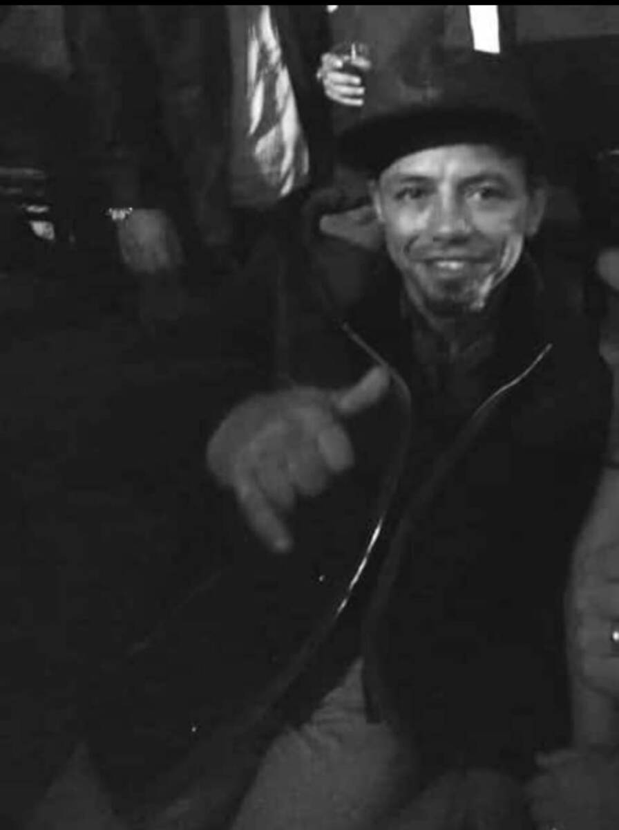 A Fabián lo mataron por pedir que le pagaran su billete en Kennedy 1 A Fabián lo mataron por pedir que le pagaran su billete en Kennedy En la mañana de ayer los familiares y allegados de Fabián Mutis Mosquera (de 39 años) se encontraban en la ceremonia de sus exequias en la parroquia La Sagrada Familia, luego de que este comerciante fuera asesinado la noche del viernes en el barrio Carvajal (Kennedy).“A él le propinaron una herida mortal en el corazón y cayó sobre la vía pública, lo llevaron al hospital, pero ya estaba muerto”, contó ayer Leandro, uno de sus amigos, en medio de la indignación.