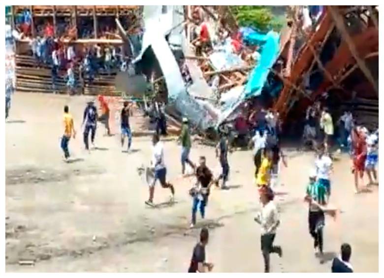 EN VIDEO: Terrible tragedia en corralejas de Tolima Una parte de la plaza de palcos de El Espinal #Tolima, que se arma para las festividades, se desplomo este mediodía de domingo, organismos de socorro reportan más de 200 heridos. pic.twitter.com/yFfXIRymQL