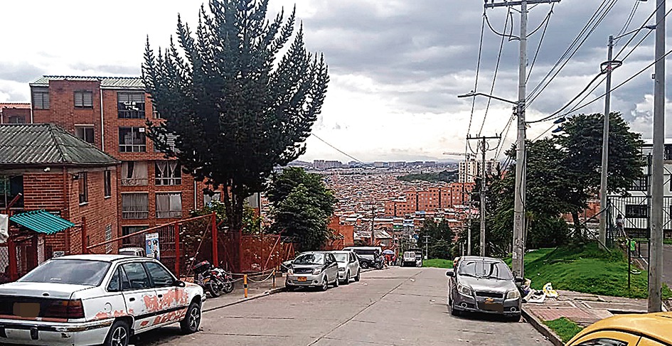 Asesinan a joven frente a un conjunto residencial en Rafael Uribe 1 Asesinan a joven frente a un conjunto residencial en Rafael Uribe Dos tiros y una noche silenciosa rodearon el crimen de un joven de 28 años en el sector conocido como Las Lomas, en la localidad de Rafael Uribe. Todo ocurrió entre lapenumbra y al frente de un conjunto residencial.
