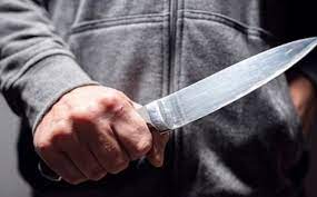 Joven mató a cuchillo a su exnovia por terminar la relación 1 Joven mató a cuchillo a su exnovia por terminar la relación Un joven identificado como Islam Mohamed, fue capturado por las autoridades luego de apuñalar en varias oportunidades a su expareja sentimental.