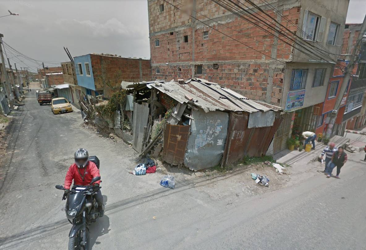 Matan a limpiavidrios dentro de una casa en Ciudad Bolívar 1 Matan a limpiavidrios dentro de una casa en Ciudad Bolívar En medio de la oscuridad de la noche de este martes, dos hombres fueron vistos saliendo con apuros de una casa de latas y palos en El Paraíso (Ciudad Bolívar). Esa fue la última imagen que quedó del homicidio de un limpiavidrios que fue hallado con heridas de cuchillo dentro del humilde cambuchito.