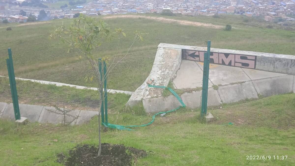 Hallan cuerpo en parque Altos de la Estancia, en Ciudad Bolívar La mañana del miércoles, tras el cambio del turno de vigilancia del parque zonal Altos de la Estancia, en Ciudad Bolívar, durante la primera ronda de vigilancia del día, un funcionario de seguridad del lugar notó que un hombre estaba tendido sobre el pasto ubicado en la parte de atrás.