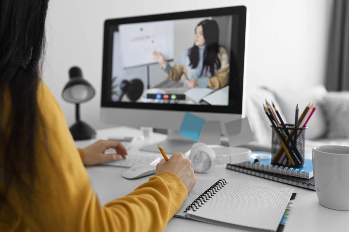 Aprenda inglés gratis y al alcance de su mano 1 Aprenda inglés gratis y al alcance de su mano No hay excusas para no aprender inglés. Actualmente, internet ofrece diversas alternativas para que usted pueda tomar clases en este idioma de forma gratuita, con flexibilidad horaria y al alcance de su mano. Si no tiene claro dónde hacerlo, en Q'HUBO le mostramos algunas páginas de internet y aplicaciones donde podrá practicar.