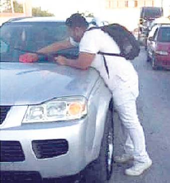 De limpiar vidrios a ser doctor 1 De limpiar vidrios a ser doctor No hay excusas para lograr el éxito, eso lo tuvo claro César Caballero. Este mexicano es un ejemplo de superación, pues hace 6 años limpiaba vidrios de los autos para costear su carrera de medicina y ahora es un doctor graduado.