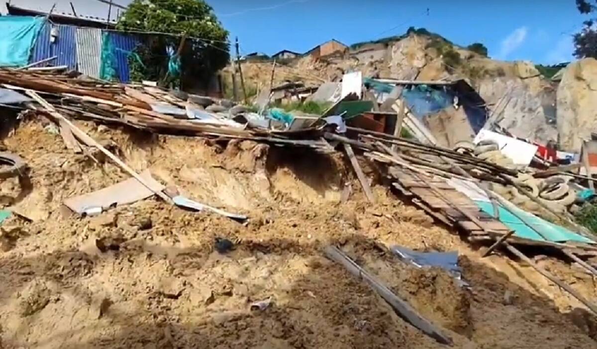 Derrumbe en Usme deja a 50 familias sin hogar 7 Derrumbe en Usme deja a 50 familias sin hogar Las fuertes lluvias que se vienen presentando en las últimas semanas en la capital afectaron la noche de este martes a 50 familias que residen en la parte alta del sector de Tocaimita, en Usme, en donde un derrumbe acabó con sus hogares.