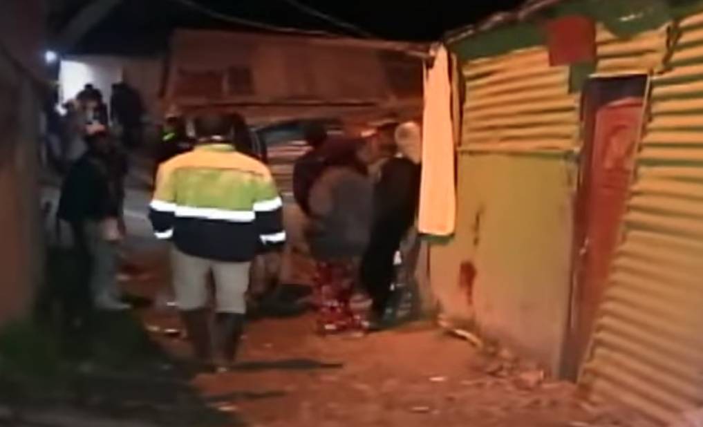 Derrumbe en Usme deja a 50 familias sin hogar 1 Derrumbe en Usme deja a 50 familias sin hogar Las fuertes lluvias que se vienen presentando en las últimas semanas en la capital afectaron la noche de este martes a 50 familias que residen en la parte alta del sector de Tocaimita, en Usme, en donde un derrumbe acabó con sus hogares.