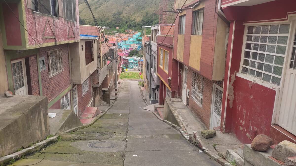 Riña cuchillo y muerte en Diana Turbay Este último fue identificado como Alexánder Sandoval, de 42 años, quien presentaba una herida de puñal en la pierna. Al parecer, este señor habría sostenido una fuerte riña con el pelado momentos antes de la arremetida. El hombre quedó a disposición de las autoridades para que aclare lo que de verdad pasó aquella violenta madrugada.