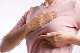 Pendientes con el dolor de mamas 1 Pendientes con el dolor de mamas Hay muchas causas posibles para el dolor de mamas. Por ejemplo, los cambios en los niveles hormonales durante la menstruación o el embarazo a menudo causan dolor de mamas. Un poco de inflamación y sensibilidad justo antes del periodo es normal.
