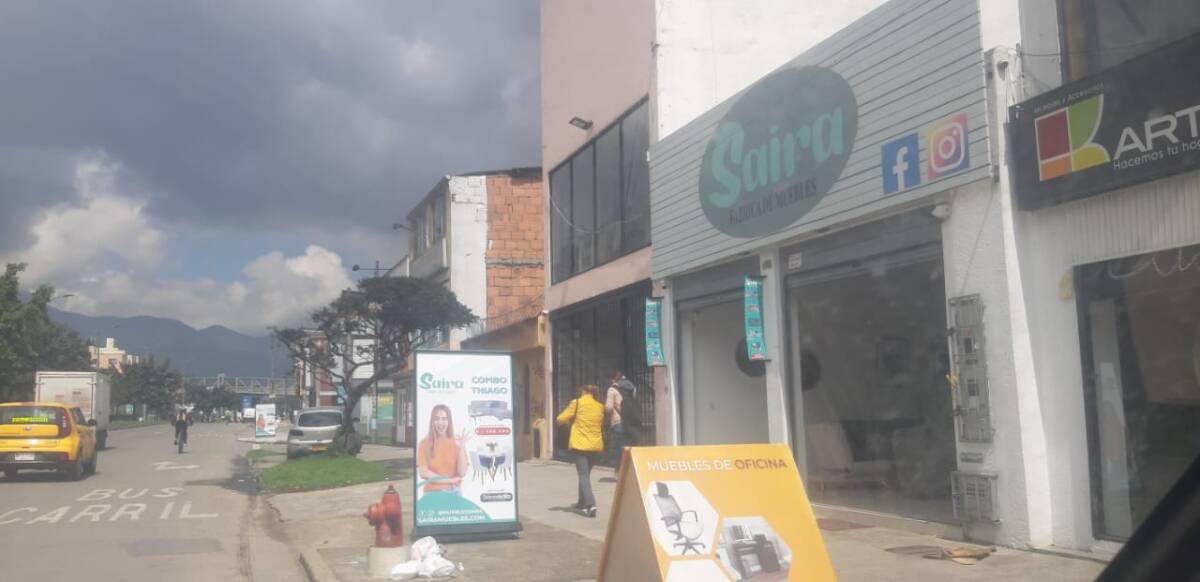 Baleado frente a local de muebles en Puente Aranda 1 Baleado frente a local de muebles en Puente Aranda El martes, mientras caía el sol, pasadas las 6:30 de la tarde, Germán Villa Salazar estaba visitando el local comercial de su hija, ubicado en el barrio La Guaca (en Puente Aranda). Cuando el hombre se disponía a cerrar el establecimiento, en plena vía pública y ante la vista de varios vecinos, recibió varios impactos de bala que terminaron arrebatándole la vida.