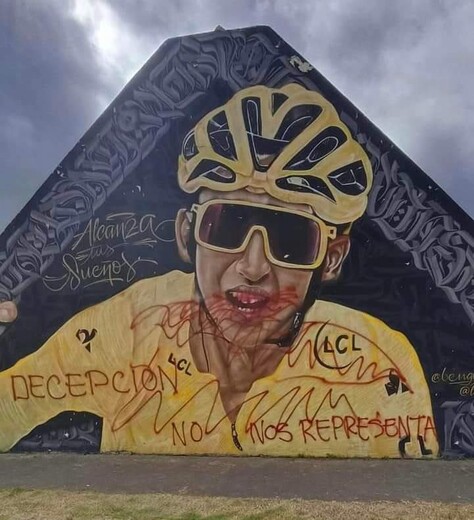 Muro artístico de Egan Bernal en Zipaquirá fue vandalizado 4 Muro artístico de Egan Bernal en Zipaquirá fue vandalizado En redes sociales han circulado diferentes imágenes en las que se evidencia que el muro artístico con la imagen del ciclista Egan Bernal ubicado en Zipaquirá fue vandalizado. El rostro del ciclista fue pintado con aerosol rojo y le fue escrita la frase “Decepción, no nos representa”.