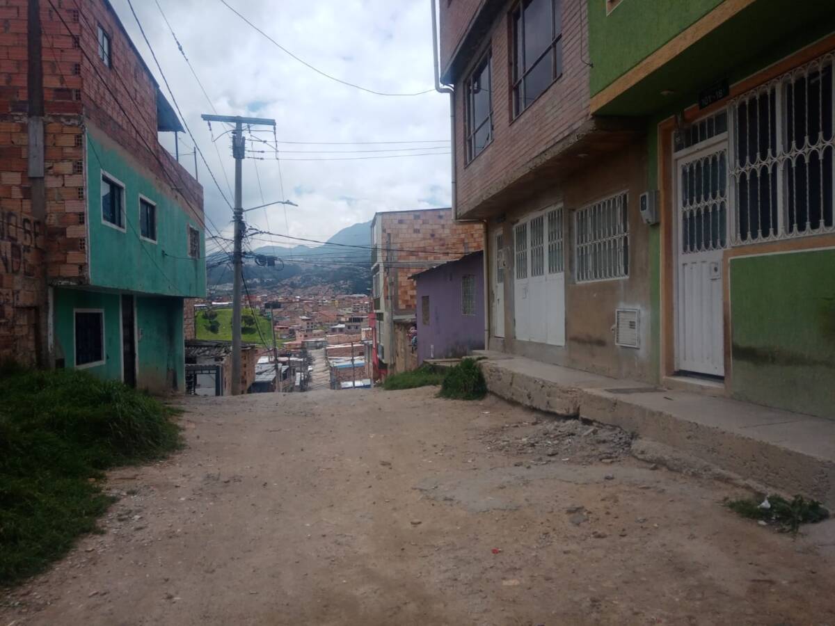 Intolerancia entre vecinos en Usme terminó en homicidio 2 Intolerancia entre vecinos en Usme terminó en homicidio Desde las primeras horas del lunes festivo, los vecinos intuían que algo iba a pasar en la casa esquinera ubicada en la intersección de la Carrera 2B con Diagonal 101A Sur, la persona que habita dicho predio es, en palabras de sus vecinos,: “una persona que los fines de semana se dedica a tomar, a consumir vicio y a ser violento con las personas que se cruza, a veces dispara al aire y el que le diga algo, las lleva. Ese día (el lunes festivo) desde por la mañana estaba como loco y tenía un arma en la mano con la que amenazó a varios vecinos que estaban en sus casas y salían por la ventana o la azotea y el tipo les apuntaba”.