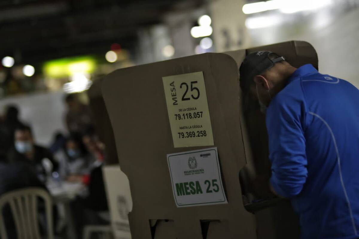 Segunda vuelta electoral se desarrolla en completa calma Las elecciones de segunda vuelta en el país se desarrollan en completa calma, sin ninguna afectación a la jornada electoral, al material electoral o al buen desarrollo de los comicios, informó el Gobierno a través del ministro del Interior, Daniel Palacios, y el de Defensa, Diego Molano.