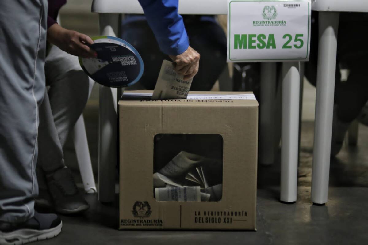 Si su tarjetón tiene algún tipo de marcación, puede solicitar otro Sobre el mediodía de este domingo, la Registraduría Nacional, recordó que los votantes pueden pedir que se les cambie el tarjetón si este cuenta con algún tipo de marcación que pueda anular el voto.