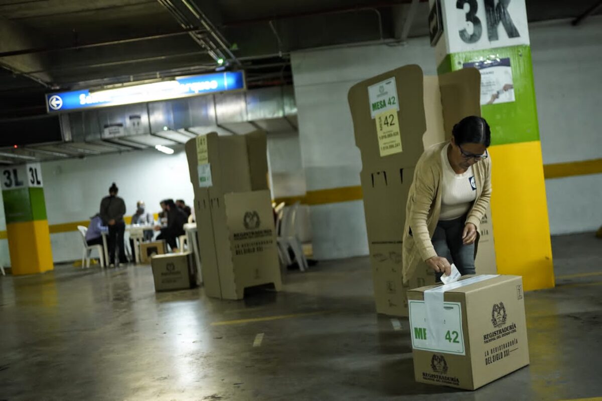 La procuraduría ha recibido 95 quejas por presuntas irregularidades en las elecciones Con corte a la una de la tarde, la Procuraduría General de la Nación había recibido 95 quejas por presuntas irregularidades en la jornada electoral de segunda vuelta presidencial que se lleva a cabo este domingo en el país.