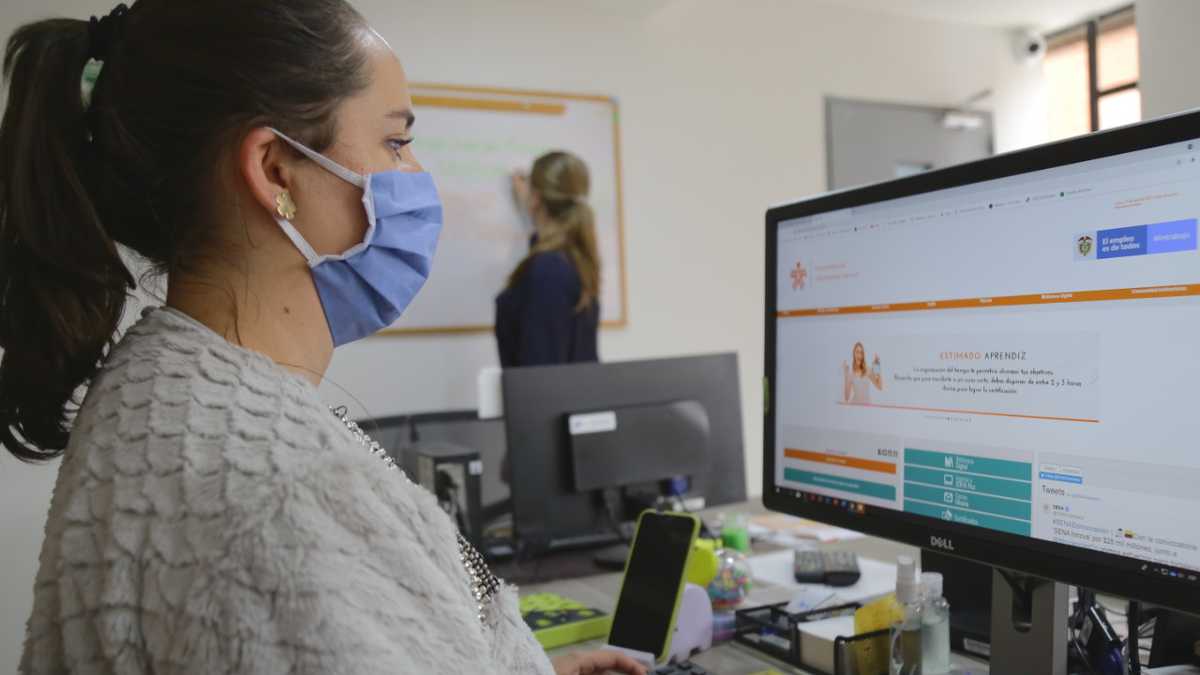 Feria virtual con 20 mil ofertas de camello 1 Feria virtual con 20 mil ofertas de camello Pilas, porque hoy arranca la Feria Virtual de Empleo para egresados del Sena. La iniciativa agrupa unas 20.000 ofertas de trabajo a nivel nacional y otras en países como Estados Unidos y España.