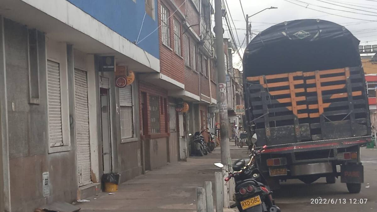 Asesinan a 'El sobrino' en Las Ferias 1 Asesinan a 'El sobrino' en Las Ferias El pasado domingo se presentó un nuevo caso de sicariato en la localidad de Engativá. Sobre las 7 de la mañana en el barrio Las Ferias, un hombre fue asesinado frente a varios testigos que horrorizados vieron cómo al sujeto malherido se le iba la vida sin que nada pudiesen hacer. El crimen ocurrió frente a una de las puertas de la plaza de mercado de Las Ferias.