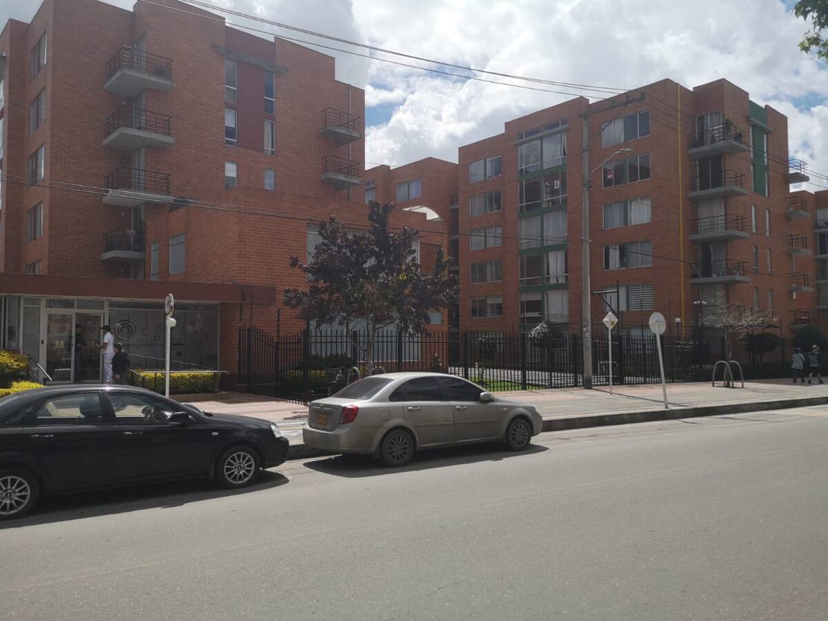 En inexplicables hechos sujeto asesinó a sangre fría a su mamá en Engativá El horror tocó a la puerta de los vecinos del conjunto residencial Rincón de Granada (Engativá) como nunca imaginaron. La mañana de ayer será recordada por los estremecedores gritos que salían de uno de los apartamentos, donde un hombre enceguecido por la ira habría asesinado a golpes a su propia madre. Esta es la historia.