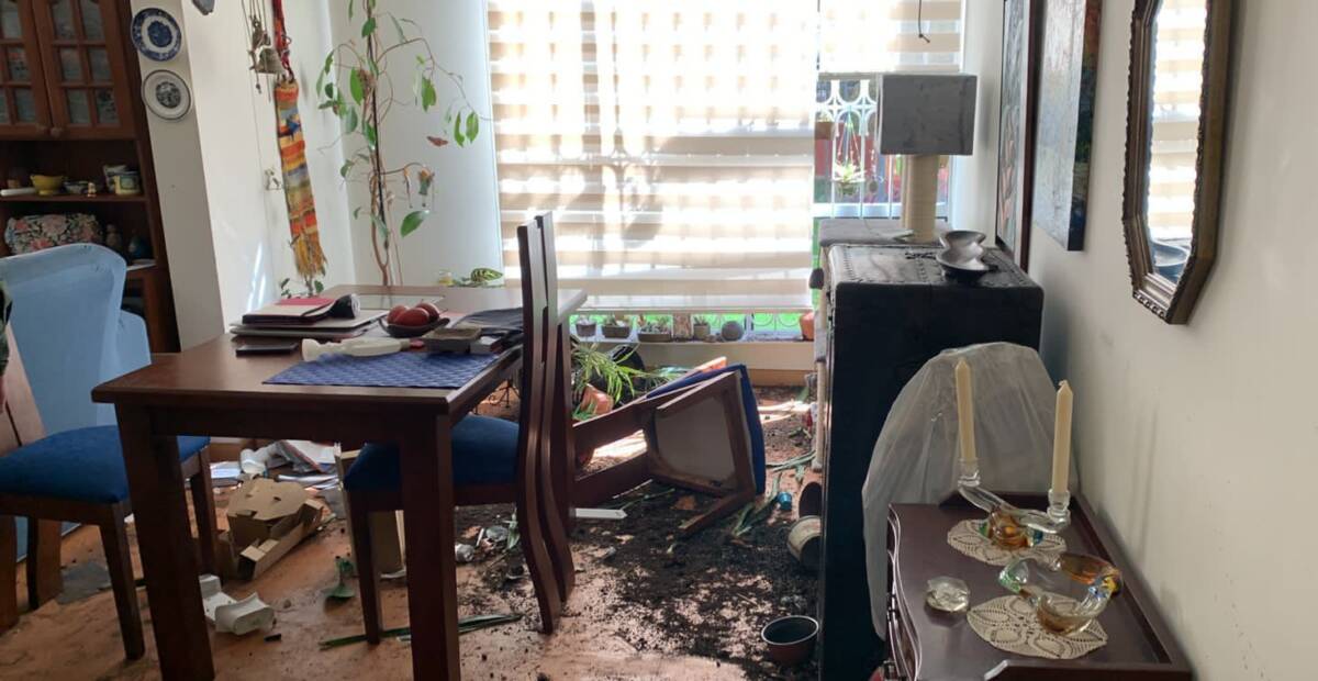 En inexplicables hechos sujeto asesinó a sangre fría a su mamá en Engativá El horror tocó a la puerta de los vecinos del conjunto residencial Rincón de Granada (Engativá) como nunca imaginaron. La mañana de ayer será recordada por los estremecedores gritos que salían de uno de los apartamentos, donde un hombre enceguecido por la ira habría asesinado a golpes a su propia madre. Esta es la historia.