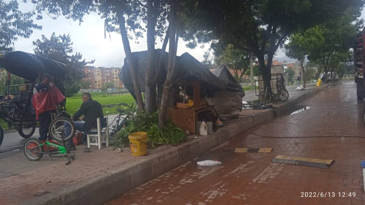Cuatro tiros a Winder en Engativá “¡Déntrese!”, fue lo que le advirtieron en tono de broma al reciclador Winder Alexánder Rojas, un querido vecino del barrio Luis Carlos Galán (Engativá), antes de que fuera vilmente baleado frente a la casa donde había vivido cerca de dos años.