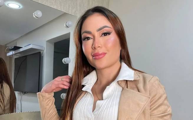 Tremendo susto de 'Epa Colombia' por hombre armado que la acorraló 1 Tremendo susto de 'Epa Colombia' por hombre armado que la acorraló En las últimas horas la influencer Daneidy Barrera, más conocida como 'Epa Colombia', dejó a sus seguidores preocupados tras haber contado que un sujeto la había abordado con un arma.