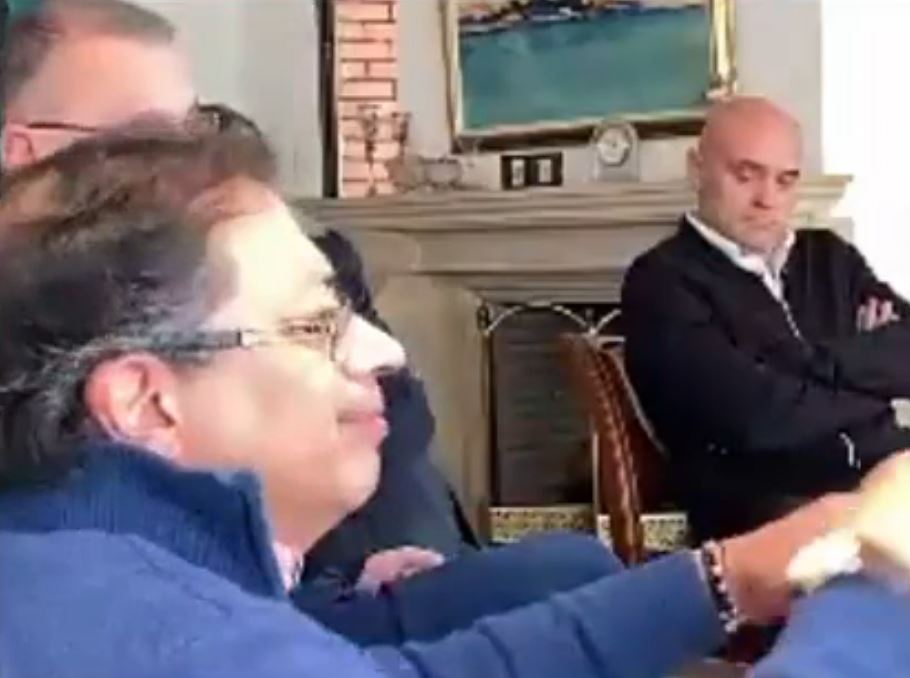 Los videos de Roy Barreras y el Pacto Histórico que alborotaron el avispero En la noche de este miércoles se conocieron varios videos, a través de las redes sociales y sin fecha específica, en donde se observa a Roy Barreras, jefe de debate de la campaña de Gustavo Petro, planeando la forma de desmontar la amenaza que representaba la candidatura de Alejandro Gaviria.