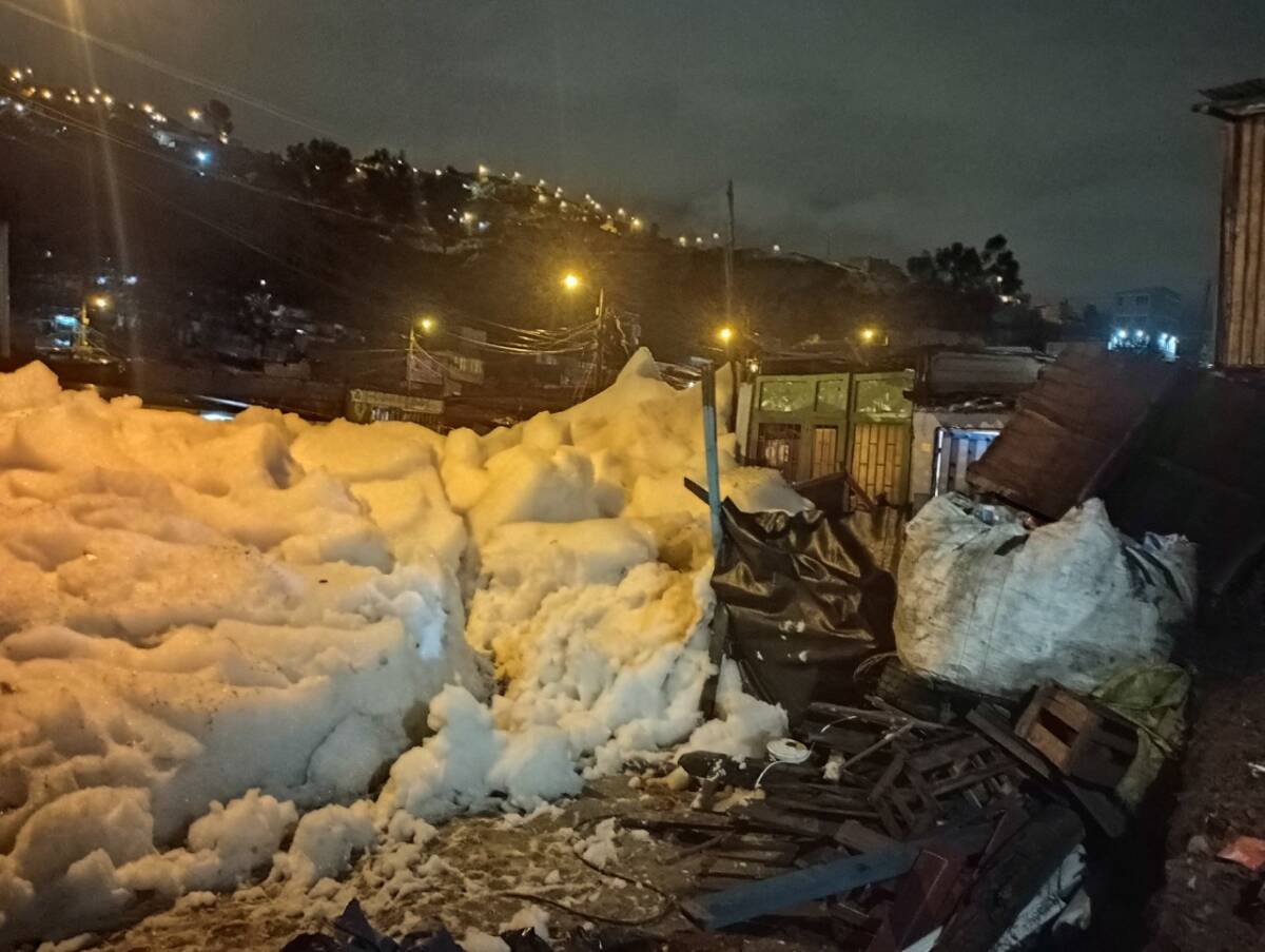 Emergencia en Soacha: familias nuevamente afectadas por espuma contaminante 1 Emergencia en Soacha: familias nuevamente afectadas por espuma contaminante Habitantes del municipio de Soacha, nuevamente, se han visto afectados por los fuertes lluvias que se han presentado en la ciudad y que generan no solo que sus hogares se inunden, sino que también se enfermen por cuenta de la abundante espuma contaminante.