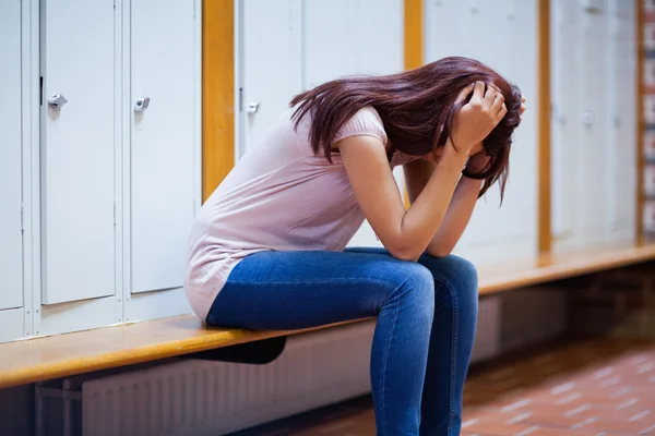 Colegio de Bogotá deberá excusarse con exalumna por acusarla de hurto La Corte Constitucional amparó los derechos fundamentales de una menor que fueron vulnerados por un Colegio en Bogotá. La Corporación falló a favor la tutela interpuesta por el padre de la menor, pues considero que se violaron sus derechos al buen nombre y al debido proceso, teniendo en cuenta que no se aplicó lo establecido en el manual de convivencia de la institución.