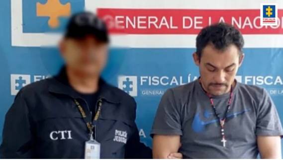 Capturan a falso brujo que habría abusado de 2 niños 1 Capturan a falso brujo que habría abusado de 2 niños Por el delito de acceso carnal violento agravado fue judicializado y enviado a la cárcel Riward Romer Fonseca González, que abusaba de menores haciéndose pasar por brujo.