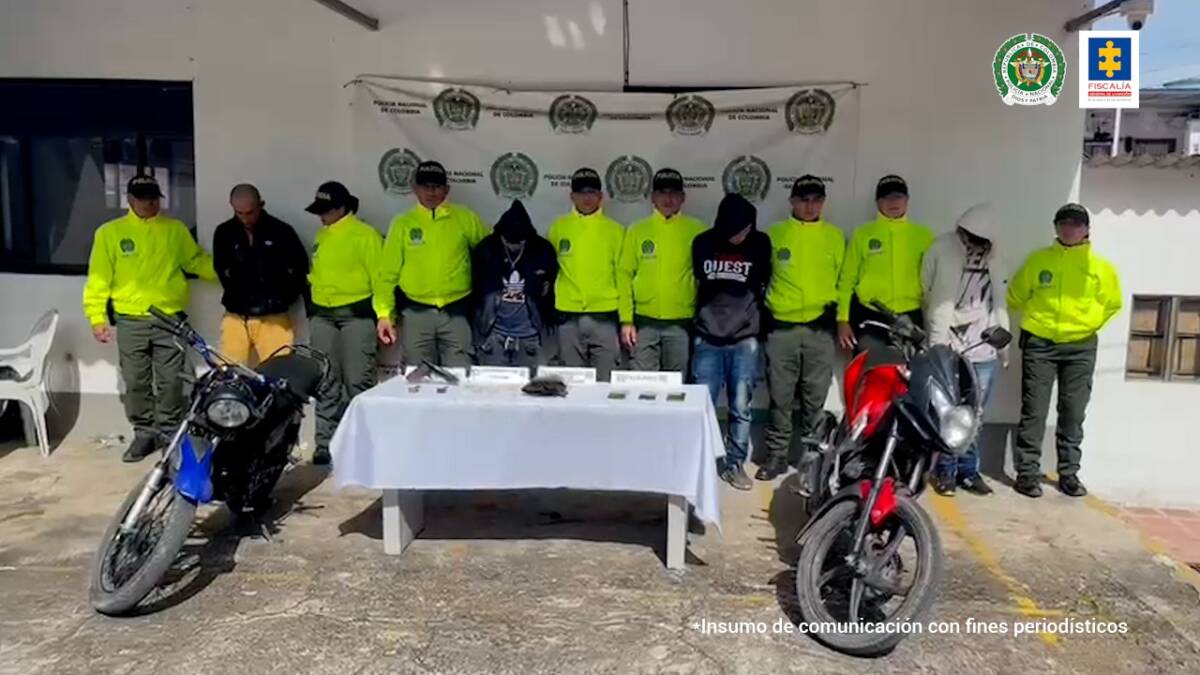 Falsos compradores engañaban a sus víctimas para hurtarles su dinero Cuatro personas fueron arrestadas porque, presuntamente, engañaban a usuarios de varias plataformas de compra y venta de vehículos para secuestrarlos y hurtarles su dinero.