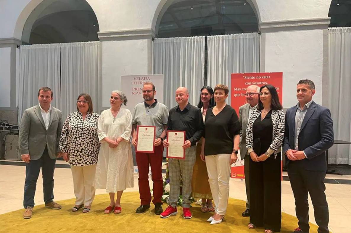 A Felipe lo premiaron por sus libros en España 2 A Felipe lo premiaron por sus libros en España Lo de Felipe Forero por muchos años fue escribir novelas. Muchos recordarán la gran producción que fue ‘La dama de troya’, protagonizada por Cristina Umaña, pero pocos sabrán que detrás de esos textos estaba este bogotano como parte de los libretistas. Y es importante mencionar la novela, porque justo la experiencia de escribir esos guiones fue el inicio de una experiencia que este año lo hizo ganar el Premio Internacional de Cuentos Max Aub (España).