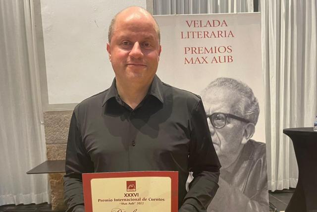 A Felipe lo premiaron por sus libros en España Lo de Felipe Forero por muchos años fue escribir novelas. Muchos recordarán la gran producción que fue ‘La dama de troya’, protagonizada por Cristina Umaña, pero pocos sabrán que detrás de esos textos estaba este bogotano como parte de los libretistas. Y es importante mencionar la novela, porque justo la experiencia de escribir esos guiones fue el inicio de una experiencia que este año lo hizo ganar el Premio Internacional de Cuentos Max Aub (España).&nbsp;