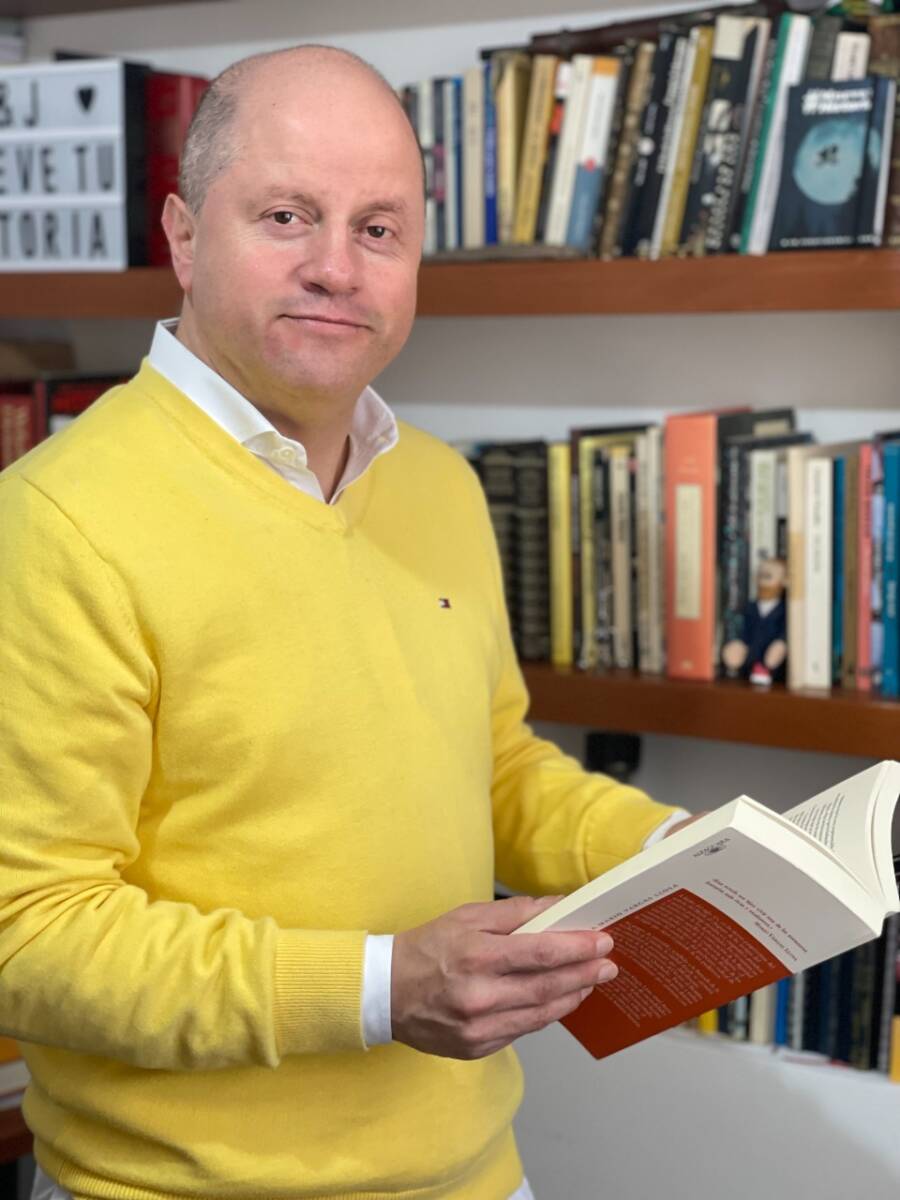 A Felipe lo premiaron por sus libros en España 1 A Felipe lo premiaron por sus libros en España Lo de Felipe Forero por muchos años fue escribir novelas. Muchos recordarán la gran producción que fue ‘La dama de troya’, protagonizada por Cristina Umaña, pero pocos sabrán que detrás de esos textos estaba este bogotano como parte de los libretistas. Y es importante mencionar la novela, porque justo la experiencia de escribir esos guiones fue el inicio de una experiencia que este año lo hizo ganar el Premio Internacional de Cuentos Max Aub (España).