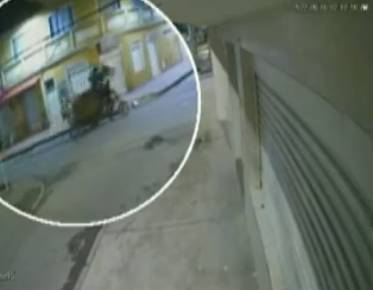 Pillos disfrazados de recicladores atemorizan a Rafael Uribe 1 Pillos disfrazados de recicladores atemorizan a Rafael Uribe Una banda de pillos integrada por cuatro personas que se movilizan en una 'motozorra' y disfrazados de recicladores tienen azotados a los habitantes del barrio Santiago Pérez, en la localidad de Rafael Uribe Uribe.