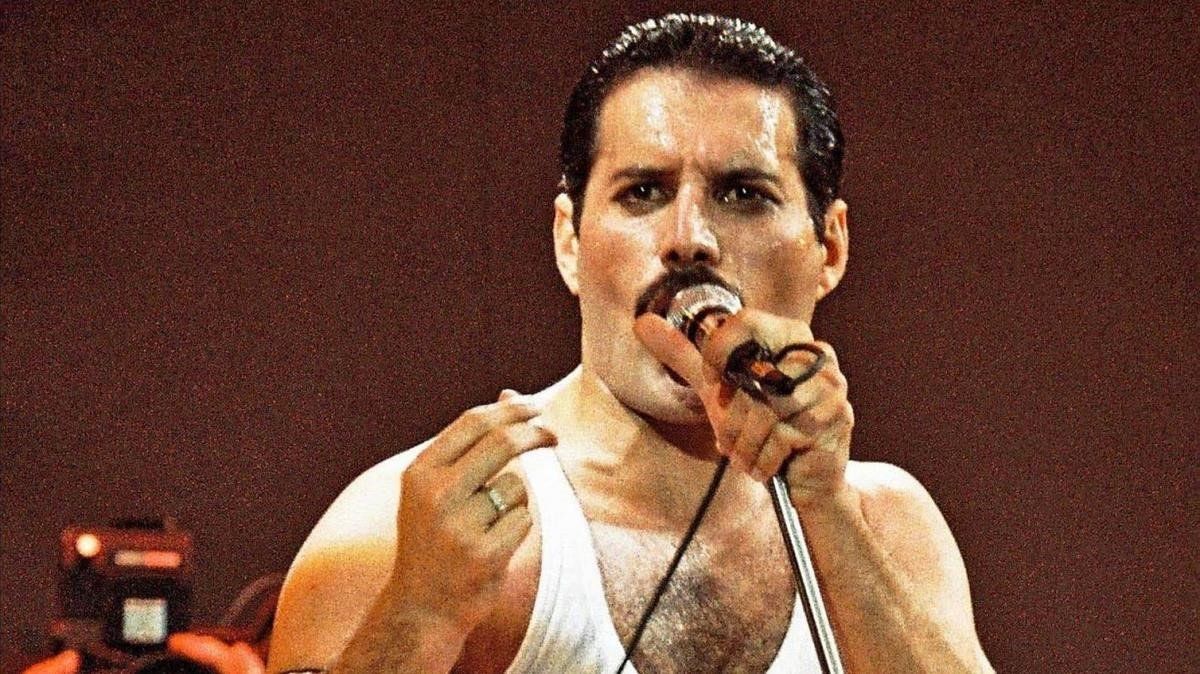 La 'canción maldita' de Freddie Mercury Durante años venimos escuchando que hay artistas que le venden su alma al diablo a cambio de talento, belleza y fama. Uno de ellos se especula que fue Freddie Mercury y cuyo pacto estaría plasmado en su éxito ‘Bohemian Rhapsody’, un tema que compuso en el año 1975 para la agrupación británica Queen y cuya letra es un tanto incomprensible para algunos, pero bastante evidente para los amantes del mundo paranormal.