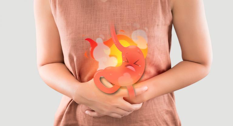 La gastritis es un dolor que 'quema' 2 La gastritis es un dolor que 'quema' La gastritis es la inflamación aguda o crónica de la mucosa que recubre las paredes del estómago. Puede estar producida por diversos agentes, como la ingesta de ciertos medicamentos o la infección por la bacteria Helicobacter pylori.