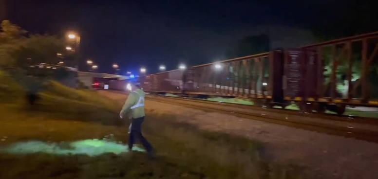 Globo aerostático se chocó contra un tren y un edificio 1 Globo aerostático se chocó contra un tren y un edificio Tres personas terminaron en el hospital luego de que el globo aerostático en el que se transportaban perdiera el control, se estrellara contra un edificio y un tren en movimiento.