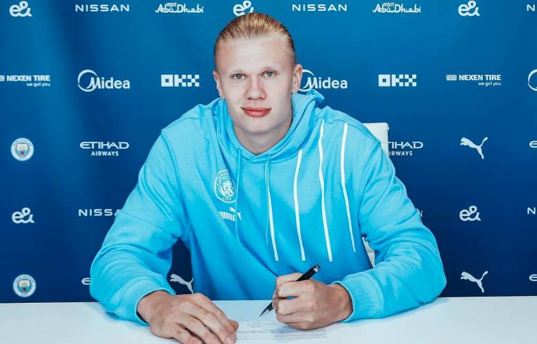 Haaland llegó al Manchester City y dijo que quiere "ganar trofeos" con su equipo 2 Haaland llegó al Manchester City y dijo que quiere "ganar trofeos" con su equipo Erling Haaland afirmó este lunes que quiere "ganar trofeos" con el Manchester City, que oficializó la llegada del atacante noruego, con el que espera poder conquistar por fin la Liga de Campeones europea.