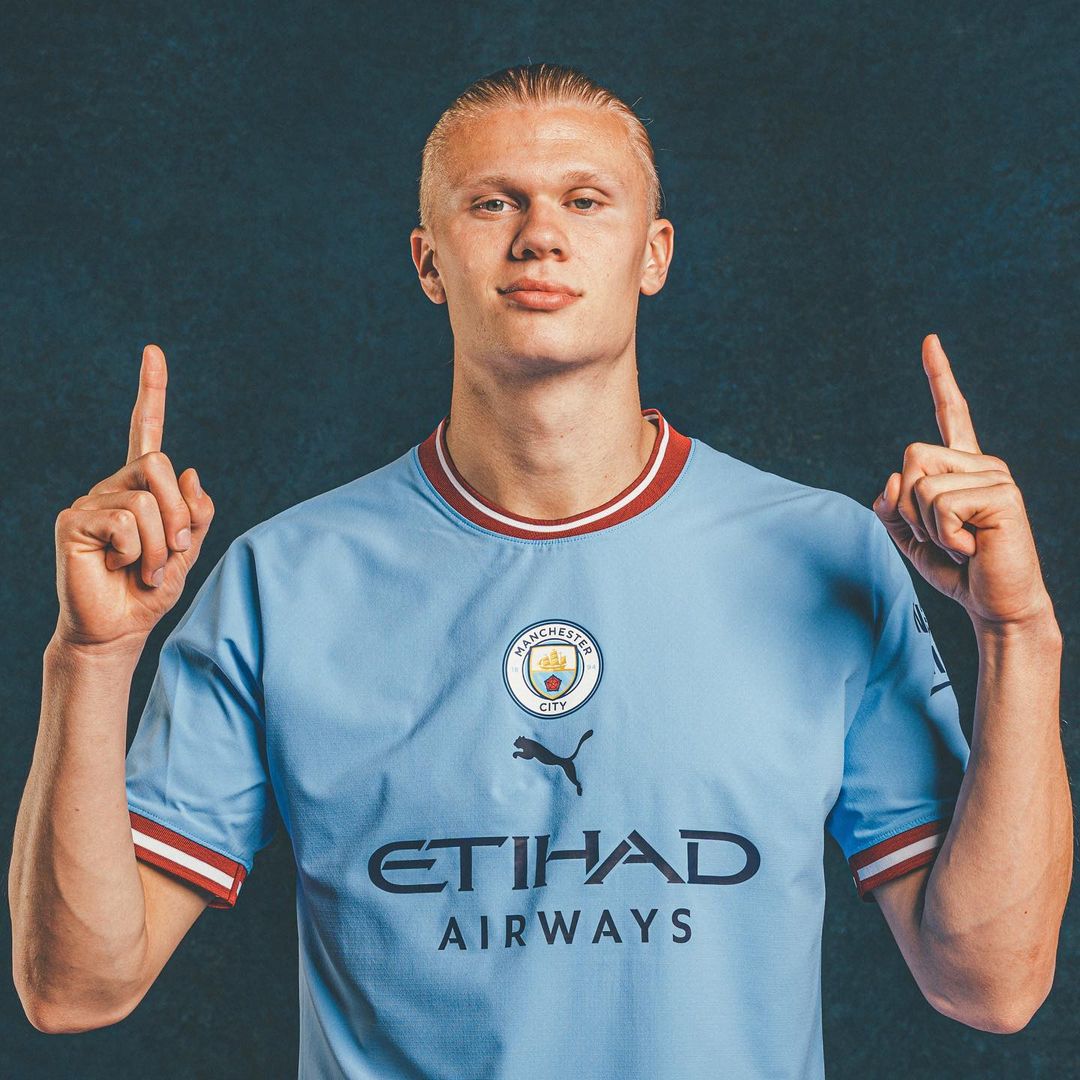 Haaland llegó al Manchester City y dijo que quiere "ganar trofeos" con su equipo 1 Haaland llegó al Manchester City y dijo que quiere "ganar trofeos" con su equipo Erling Haaland afirmó este lunes que quiere "ganar trofeos" con el Manchester City, que oficializó la llegada del atacante noruego, con el que espera poder conquistar por fin la Liga de Campeones europea.