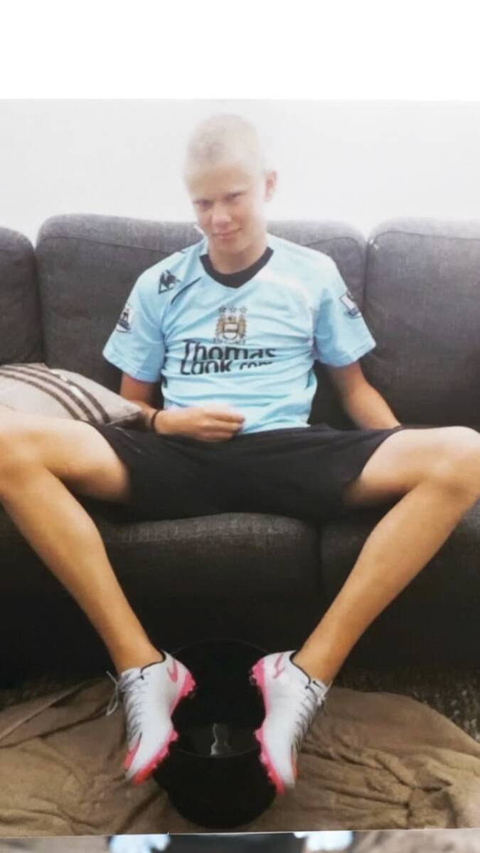 Haaland llegó al Manchester City y dijo que quiere "ganar trofeos" con su equipo 2 Haaland llegó al Manchester City y dijo que quiere "ganar trofeos" con su equipo Erling Haaland afirmó este lunes que quiere "ganar trofeos" con el Manchester City, que oficializó la llegada del atacante noruego, con el que espera poder conquistar por fin la Liga de Campeones europea.