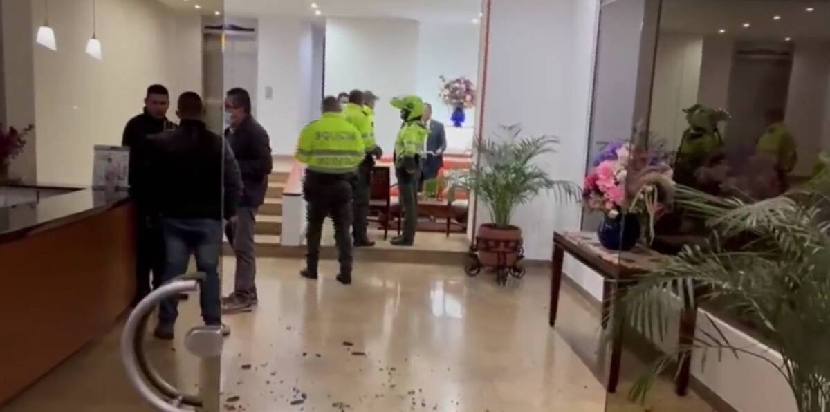 Congresista sufrió atentado en el norte de Bogotá 10 Congresista sufrió atentado en el norte de Bogotá En la madrugada de este jueves 2 de junio se presentó una balacera en el norte de Bogotá, al parecer, contra un congresista que iba llegando a su apartamento.