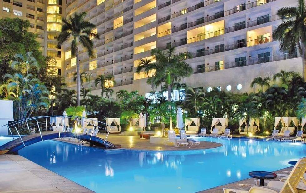 Pille cómo luce el hotel donde se hospedó 'El Chavo' en Acapulco Los fanáticos de la legendaria serie mexicana, 'El Chavo del 8', visitan desde hace mucho tiempo el hotel donde se grabaron los recordados capítulos, en los que la vencidad en pleno se iba a un viaje a esa ciudad mexicana después de que 'La Chilindrina' y papá, 'Don Ramón', se ganaran unos boletos en una rifa.